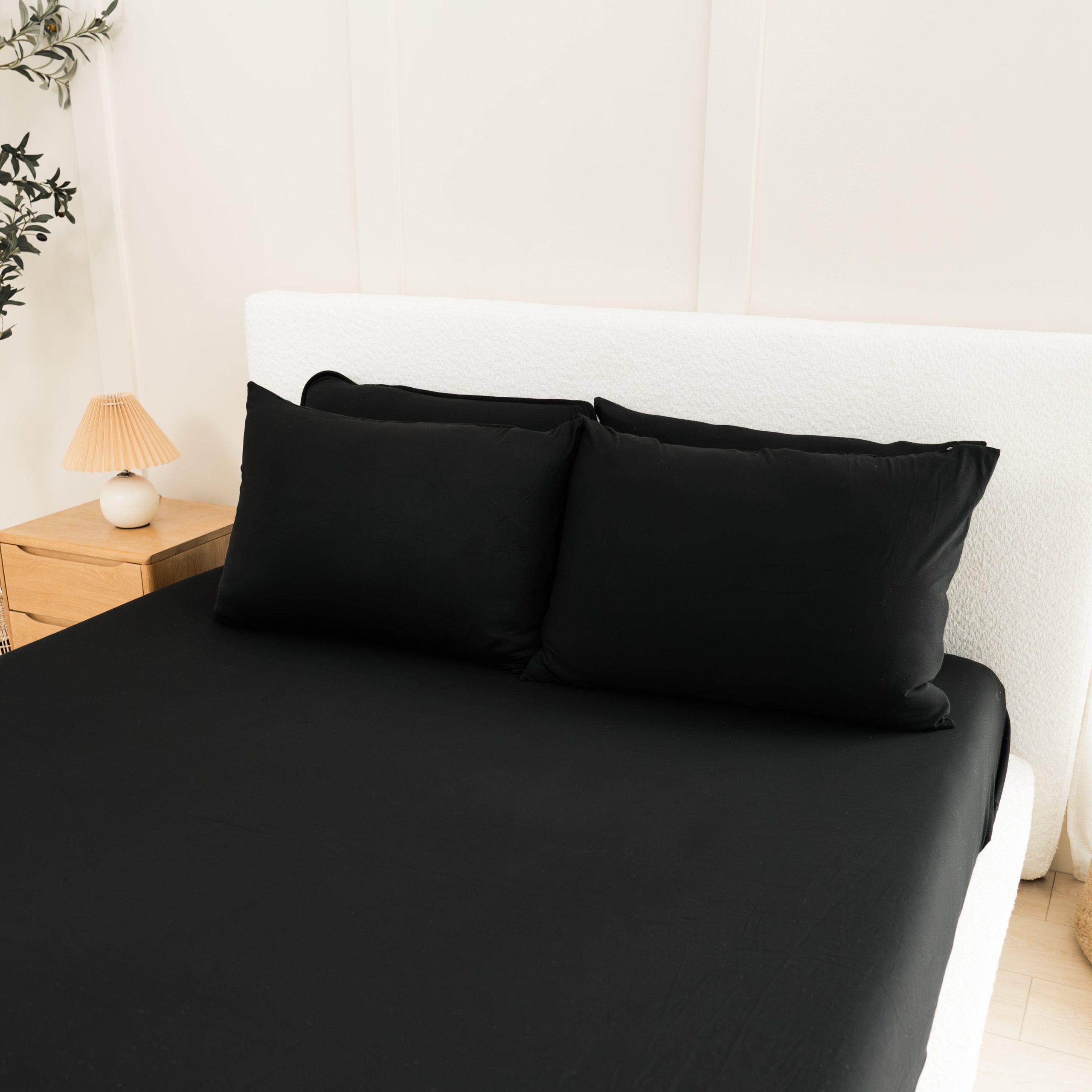 Fitted Sheet with Pillowcases in Midnight - Image 3