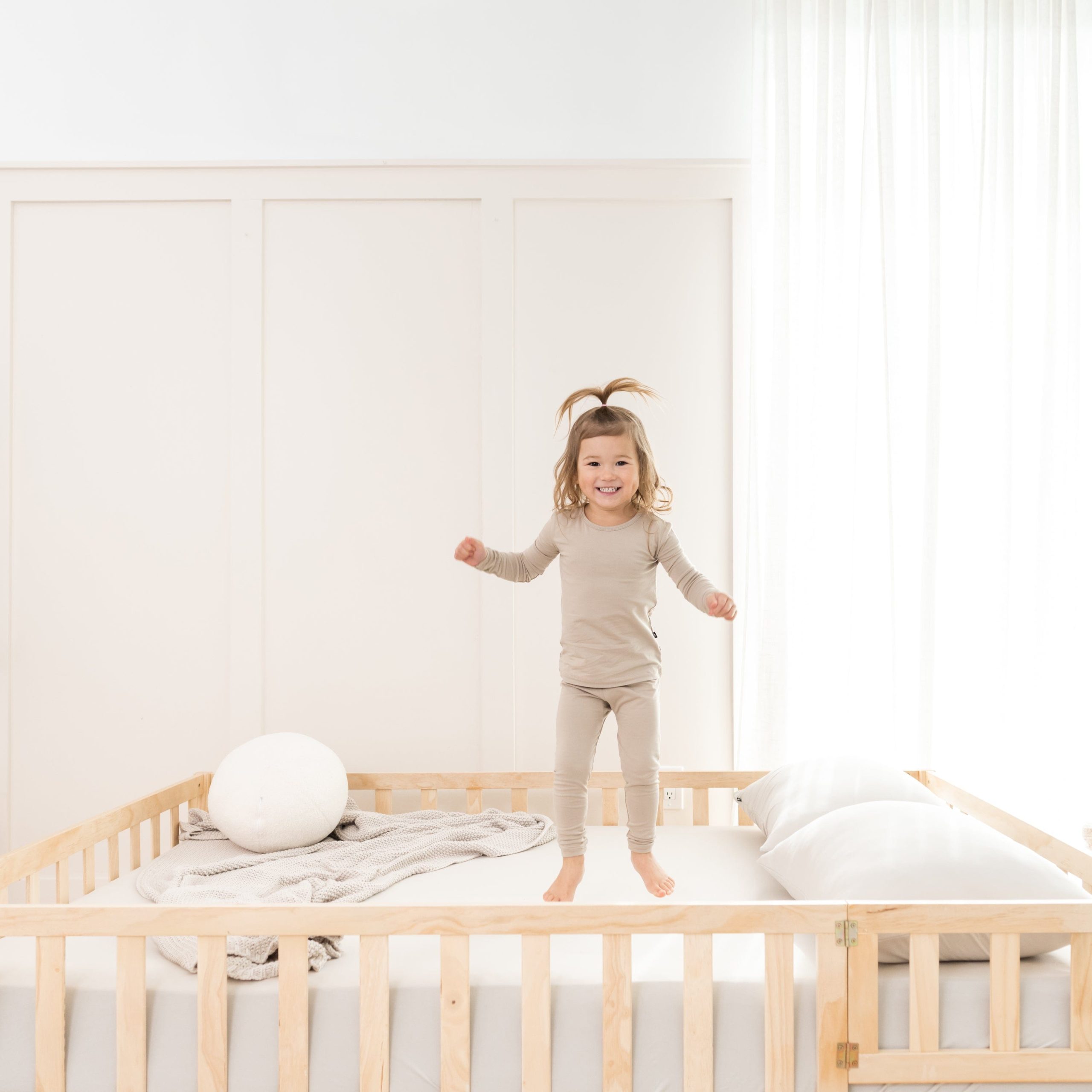 Fitted Sheet with Pillowcases in Oat - Image 4